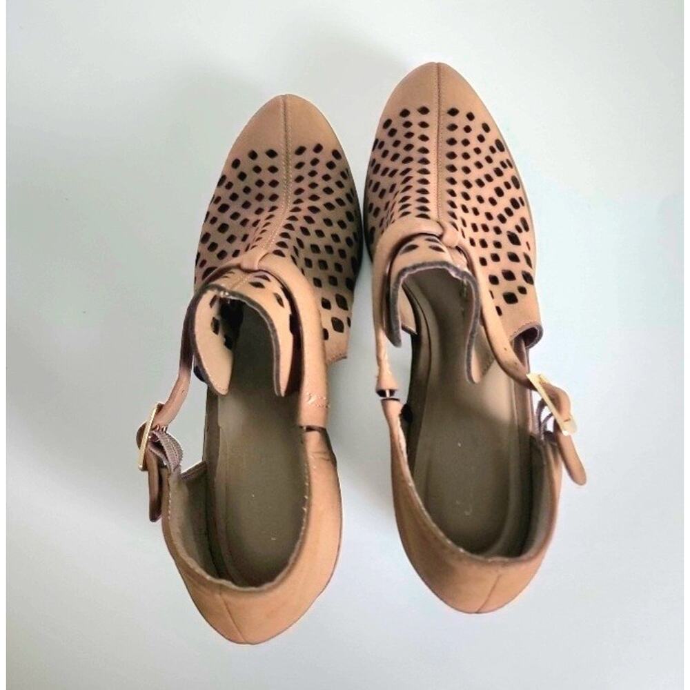 pair of tan jasmine brand shoes size 11